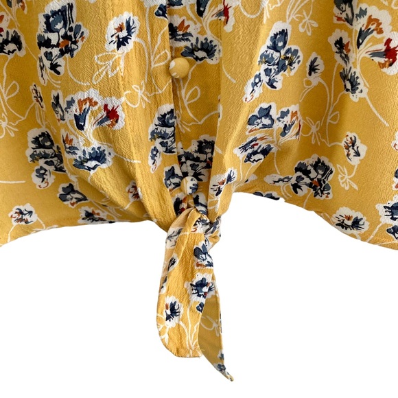 Denver Hayes | Front Tie Floral Top - Picture 5 of 11